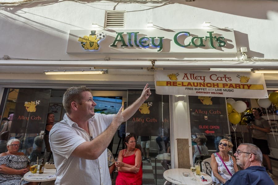 Alley Cats personas en exterior del bar